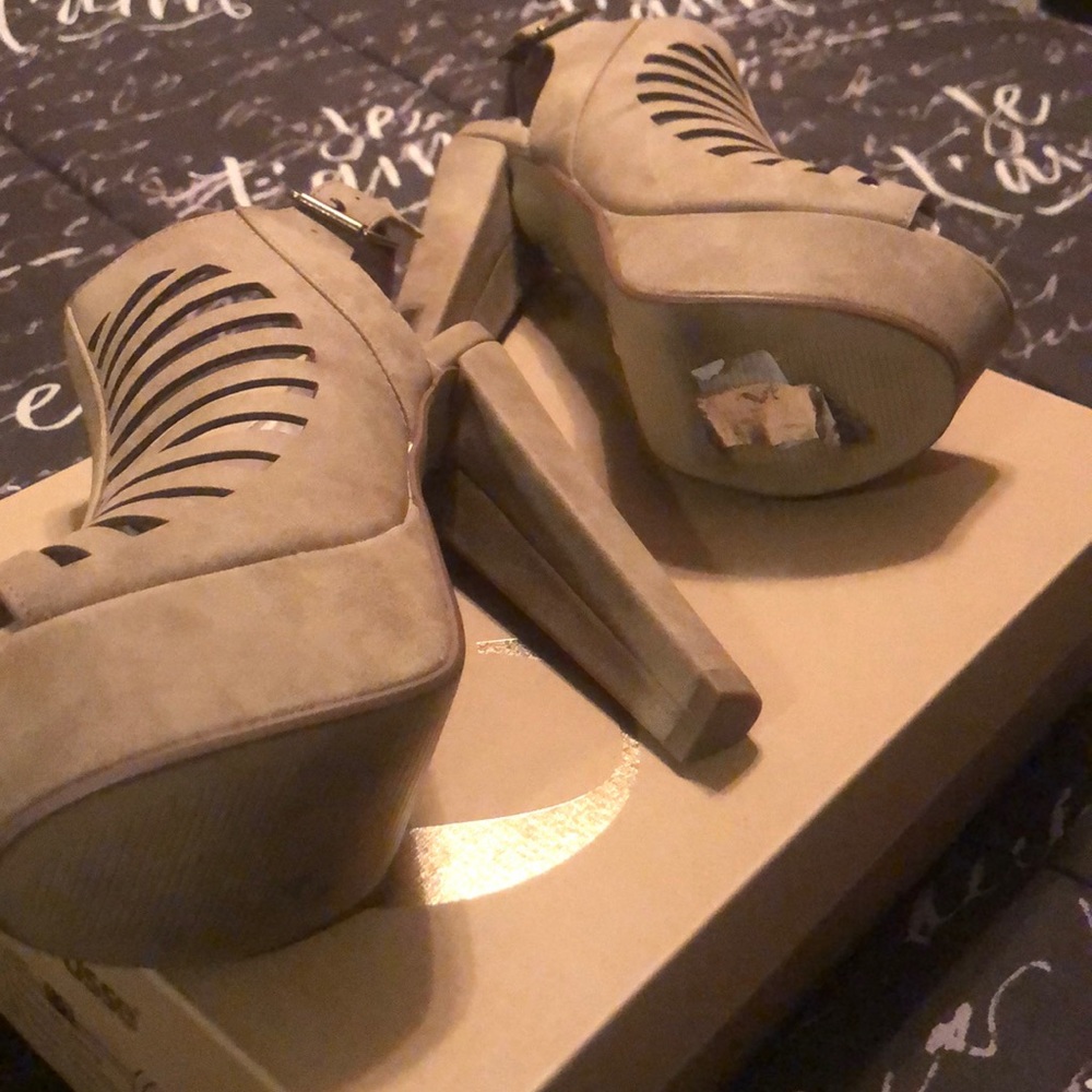 Shoes - Picture 4 of 4